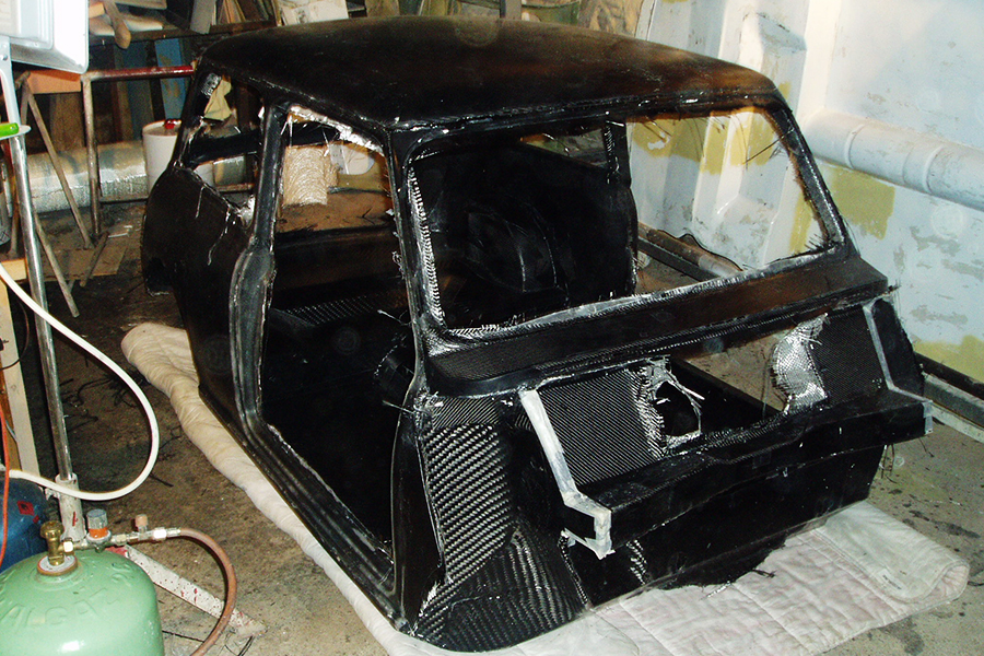 Réalisation d'une coque en carbone AUSTIN mini avec la résine époxy Sicomin