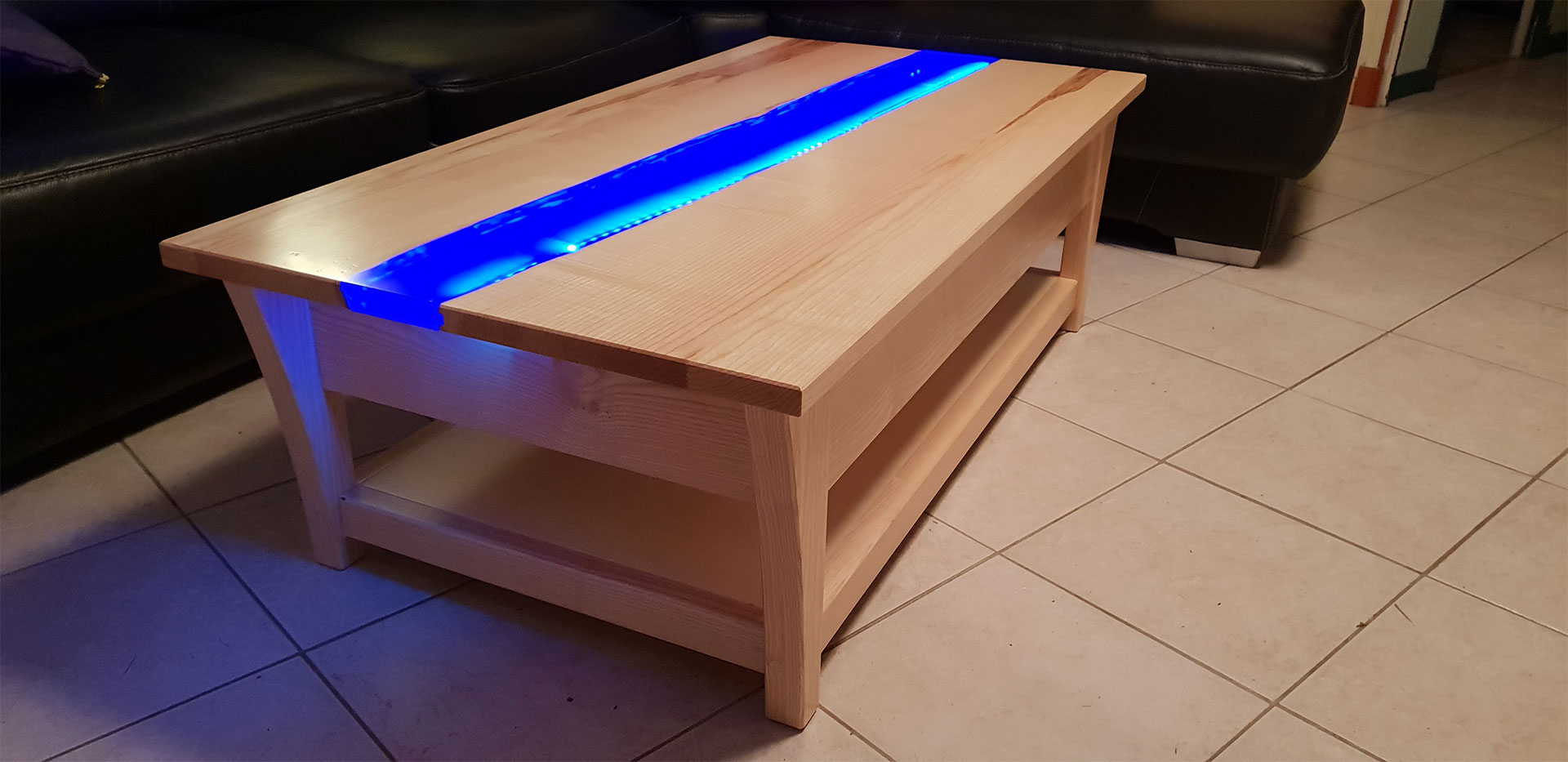 Creation of a fluorescent river table with SC clear color blue resin n°1 Sicomin