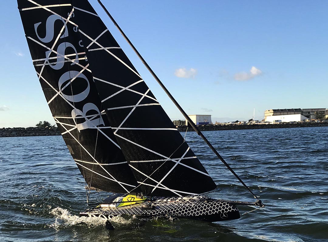 Carbon fiber highlighted in this miniature racing sailboat Sicomin