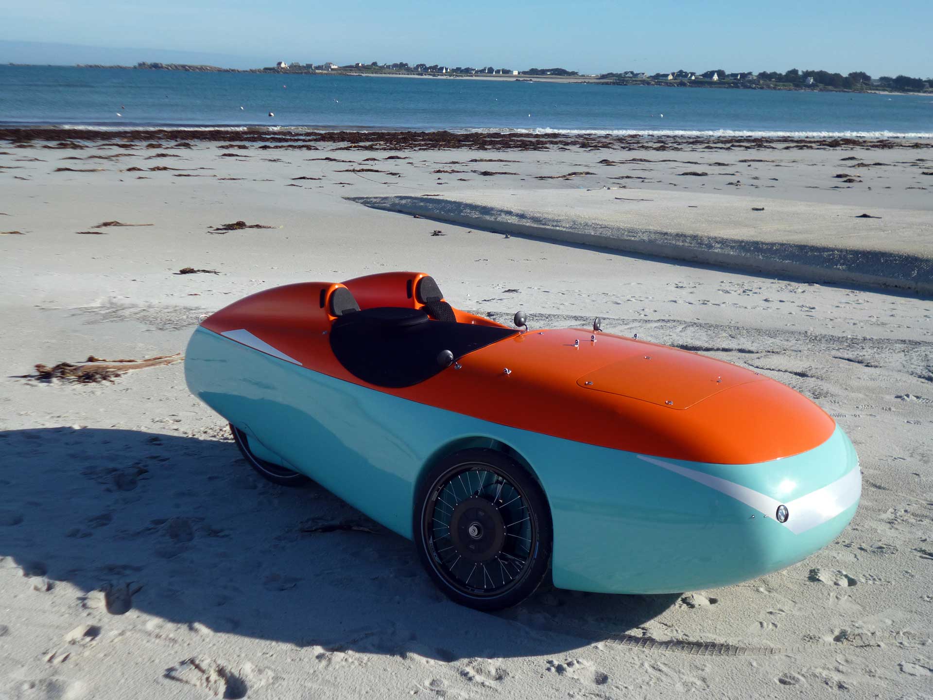 Manufacturing a carbon fiber velomobile Sicomin