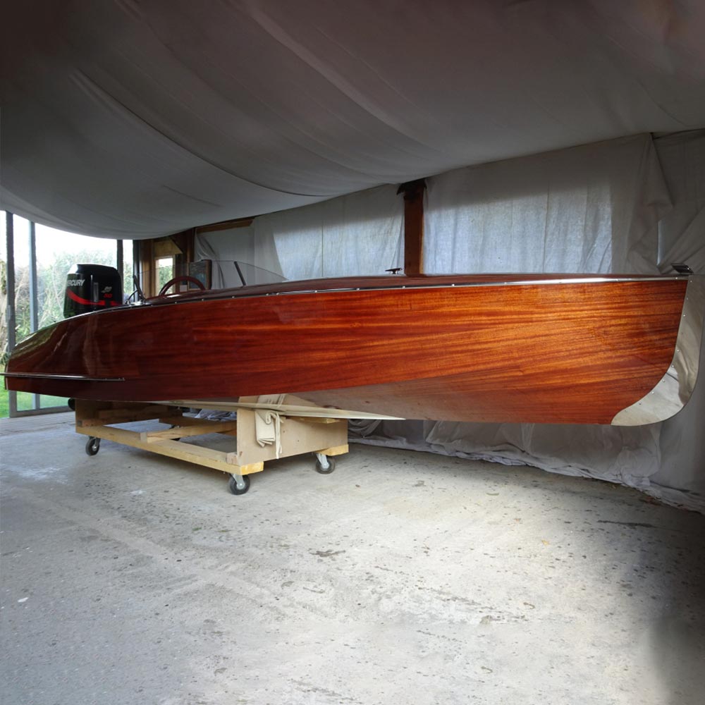 Construction of a wooden epoxy resin runabout Sicomin
