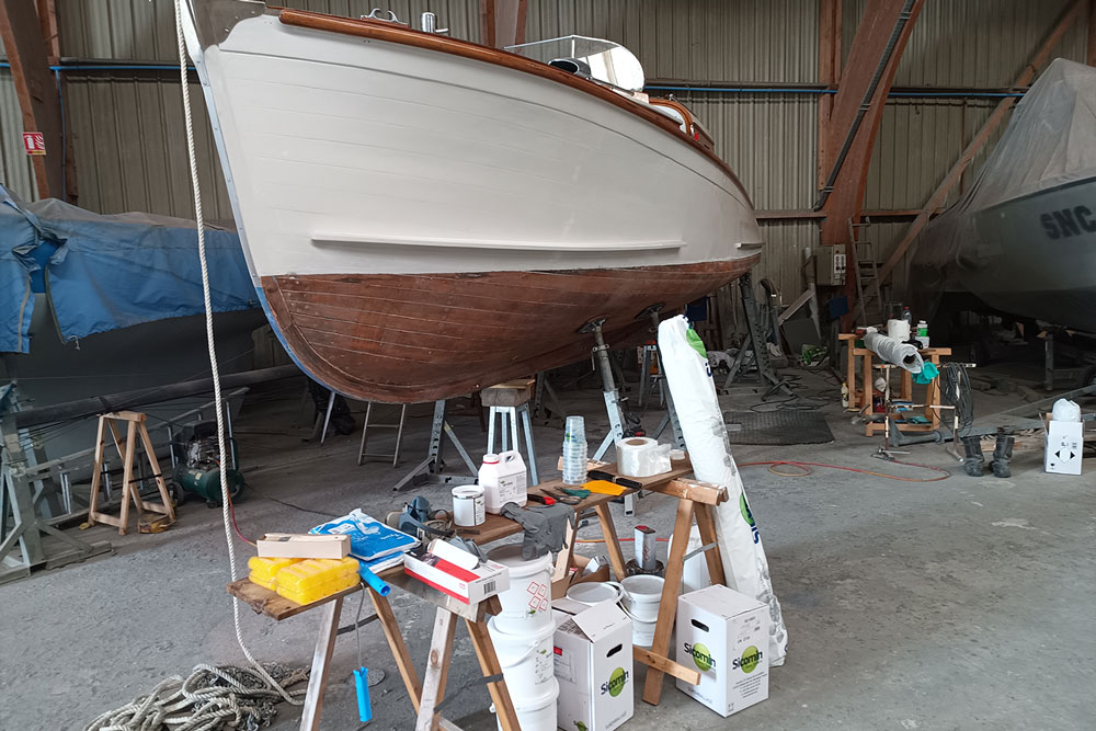 Réparation d'un bateau avec de la résine époxy