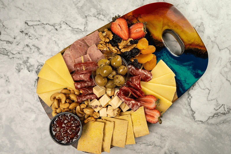 Servir l'apéro sur de la résine : normes et précautions alimentaires