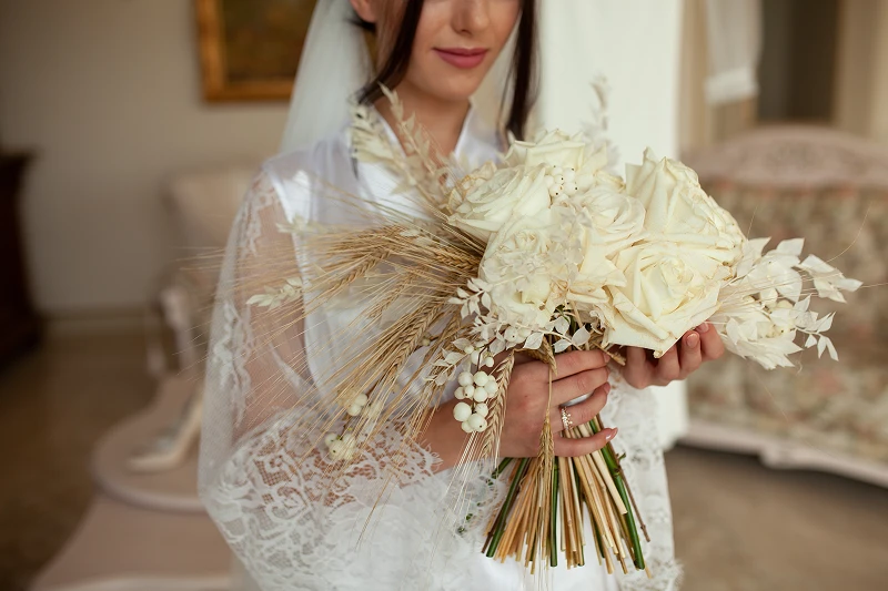 Tuto souvenir : comment immortaliser son bouquet de mariée dans la résine ?